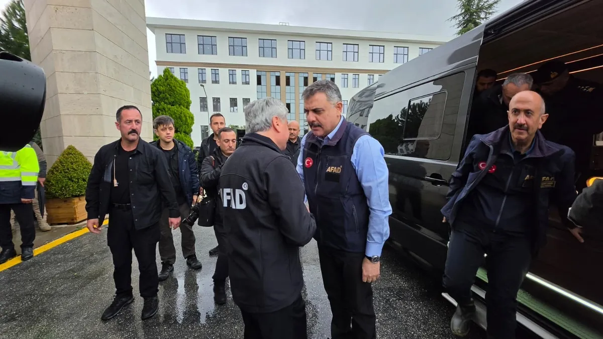 bakan-mustafa-ciftci-selin-etkileri-incelemek-icin-sakaryaya-geldi_70600_2026_10_16_16_35_11_118657